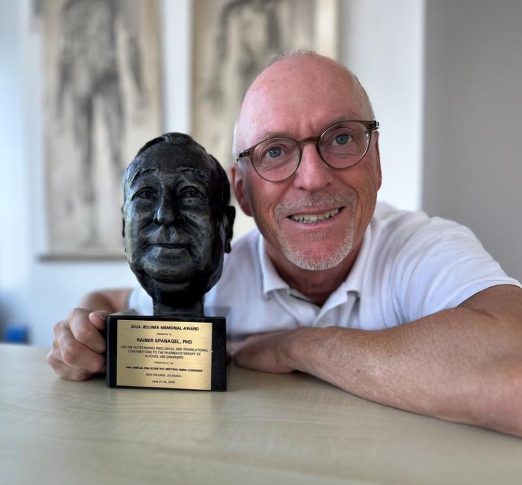 Neben dem Preisgeld hat Prof. Dr. Rainer Spanagel eine Skulptur des...