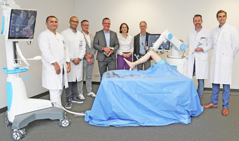 Freuen sich über das neue Operationssystem ROSA: das Team der Dill-Kliniken....