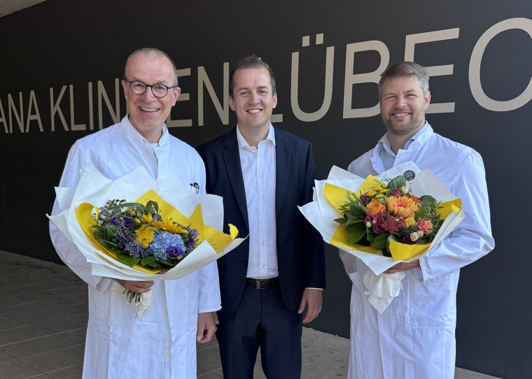 Geschäftsführer Dr. Christian Frank begrüßt das neue Chefärzte-Duo Foto:...