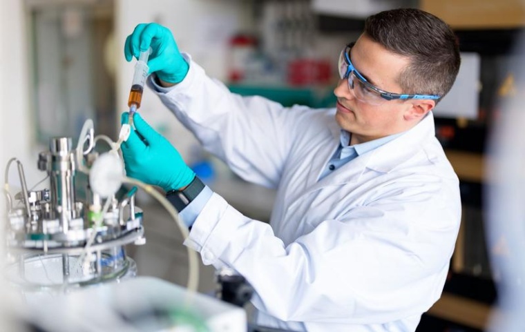 Bioverfahrenstechniker Dr.-Ing. Sven Göbel bei seiner Forschungsarbeit in...