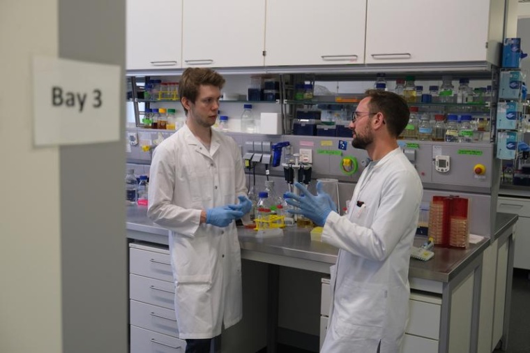 Der Biochemiker Patrick Penndorf im Gespräch mit Jakob Sprague (Abteilung...