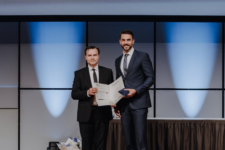 Priv.-Doz. Dr. Adrian von Witzleben (r.) bei der Verleihung des...