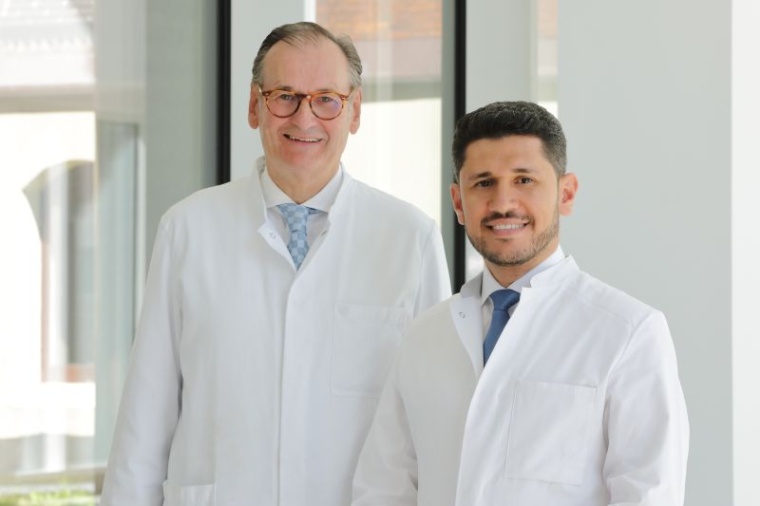 Der neue Chefarzt der Augenklinik Dr. med. Ahmed Medra und sein Vorgänger Dr....