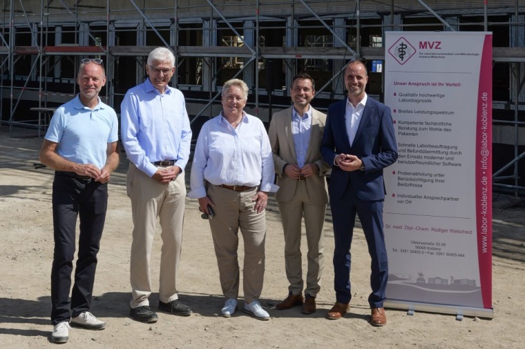 v.l.: Bernd Hartmann, Partner + Geschäftsführer Vollack West, Bauherr Dr....
