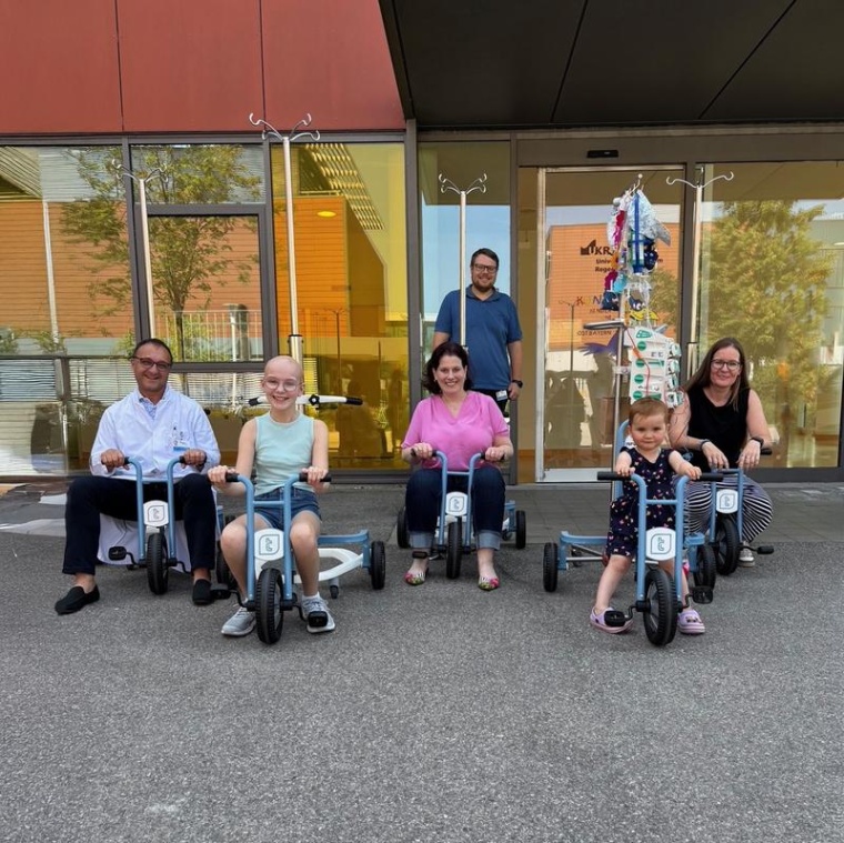 Sabine Lange (Kaufmännische Direktorin, Mitte) übergibt die Dreiräder für...