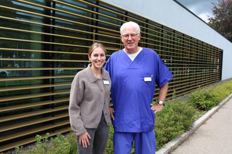 Josef „Joe“ Birzle mit seiner Nachfolgerin Stefanie Nief vor dem...