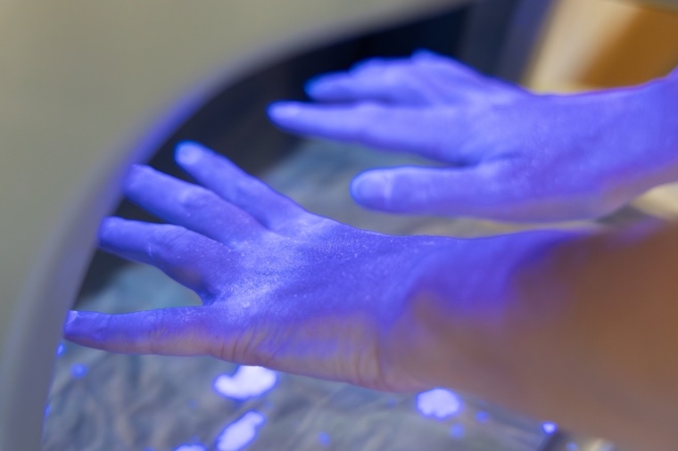 Um die Indikationen zur Händehygiene korrekt einzuhalten werden jährlich in...