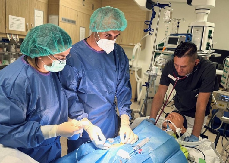 Chefarzt Dr. Michael Schneider (re.) simuliert mit seinem Team den Ernstfall:...