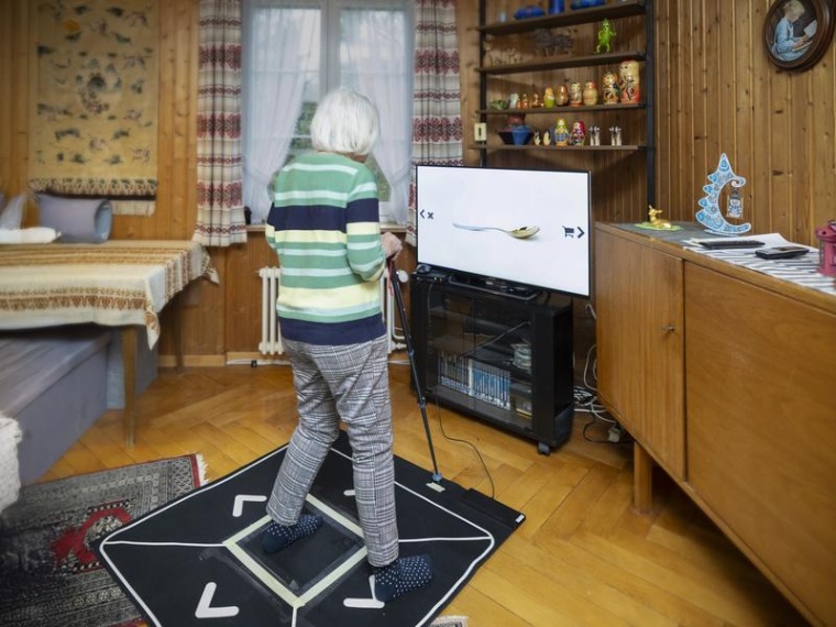 Eine Studienteilnehmerin bestätigt mit einem Schritt nach rechts, dass das...