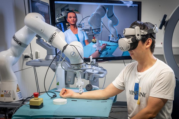 Ein Avatar begleitet Forscher Feng Li aus dem Lehrstuhl für...