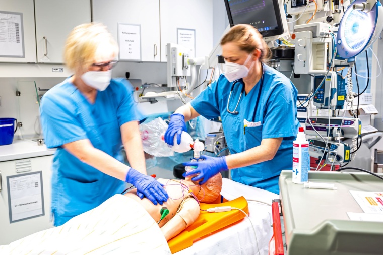 Mitarbeitende trainieren mithilfe eines Simulators für den Ernstfall. Foto:...