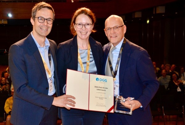 Ausgezeichnet für sein Lebenswerk: Prof. Cornel Sieber (r.) erhält den Preis...