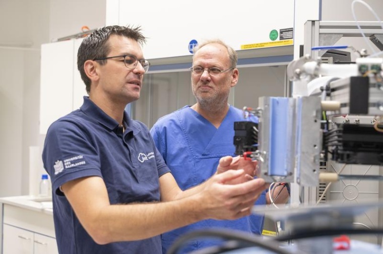 Professor Sascha Kreuer (rechts) und Christian Bur (links) entwickeln gemeinsam...