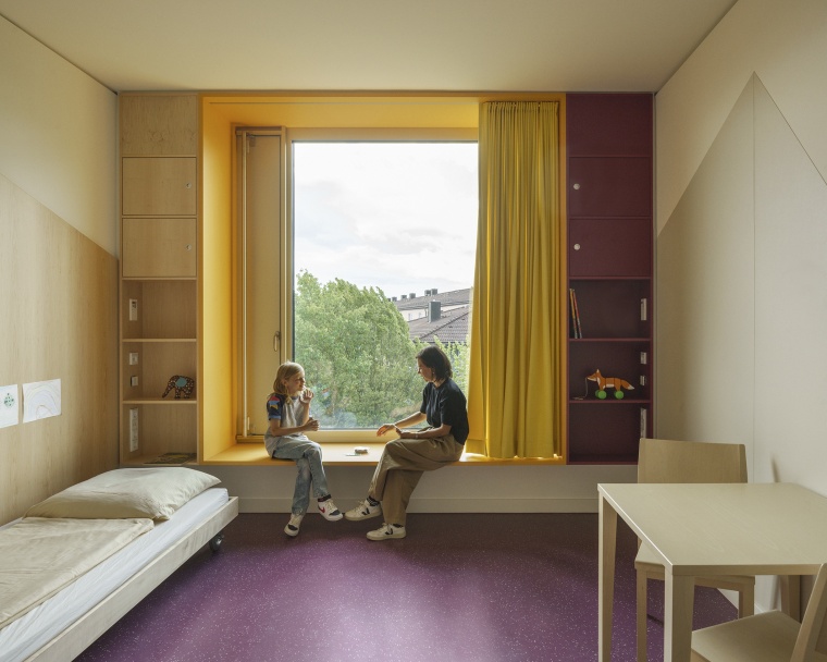 Kindgerechte Gestaltung im kbo-Kinderzentrum – Nora Bodenbeläge schaffen...