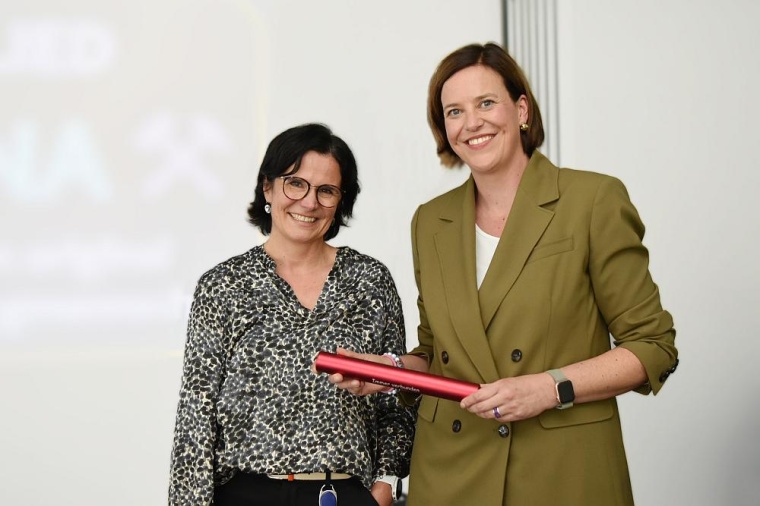Symbolische Staffelstabübergabe: Dr. Tina Groll (links) scheidet als...