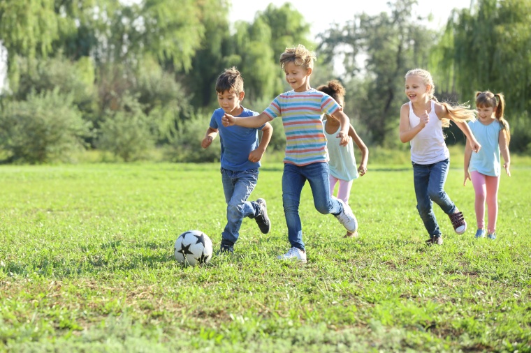 Jedes Jahr erleiden in Deutschland tausende Kinder beim Spielen oder Sport ein...