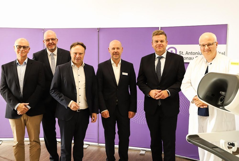 (v.l.): Patient Bernd Loeffler, Senior Vice President Dirk Barten (Intuitive),...