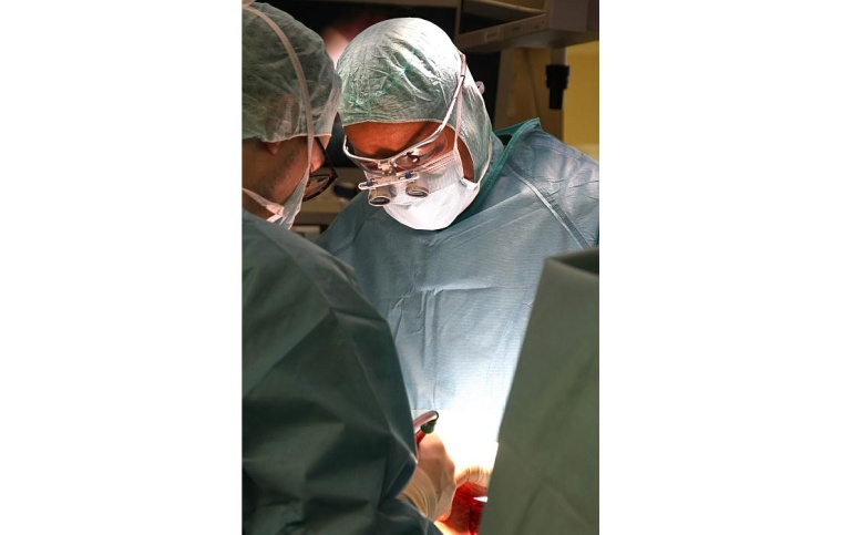 Im OP: Kinderchirurg Prof. Steven Warmann, Foto: Charité Universitätsmedizin...