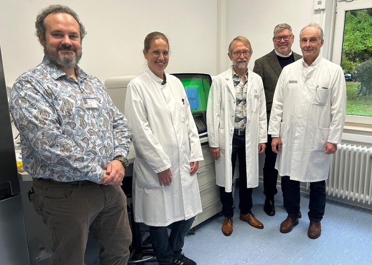 Prof. Dr. Oliver Schildgen, Laborleiter; Dr. Jessica Lüsebrink,...