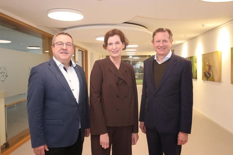 Landrat Dr. Axel Lehmann (l.) und Dr. Niklas Cruse, kaufmännischer...