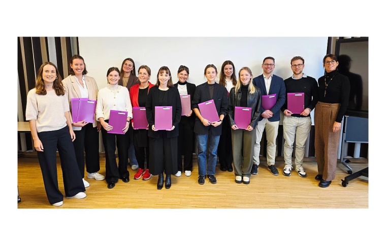 Die Preisträgerinnen sowie Absolventinnen und Absolventen des...