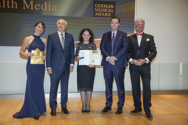 Aus den Händen von PD Dr. Lisa Dannenberg (links) und Prof. Dr. Andreas...