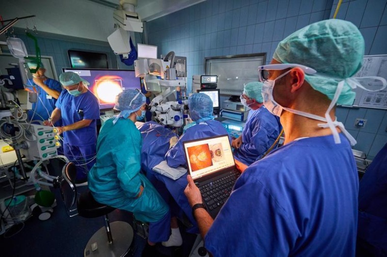 Implantation eines elektronischen Netzhaut-Chips in der Augenklinik des UKB...