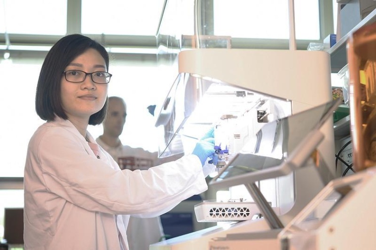 Empa-Forscherin Hien Le arbeitet an einer künstlichen Hornhaut aus Hydrogel...