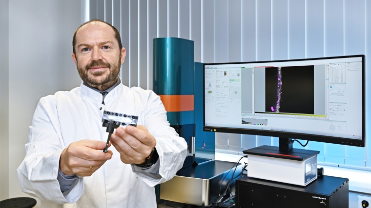 Prof. Dr. Alexander Mosig forscht an Organ-on-Chip-Systemen als Testmodelle in...