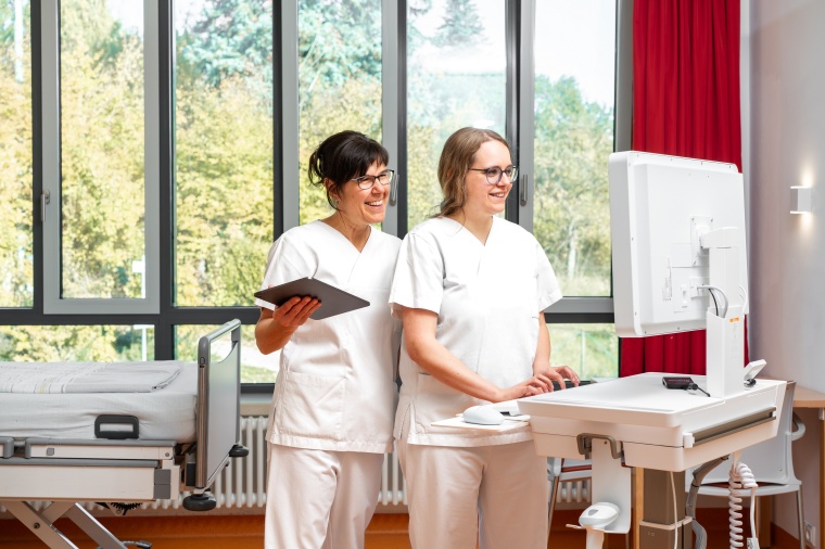 Der vollständig digitalisierte Betrieb auf Tablets, Laptops auf Visitenwagen...