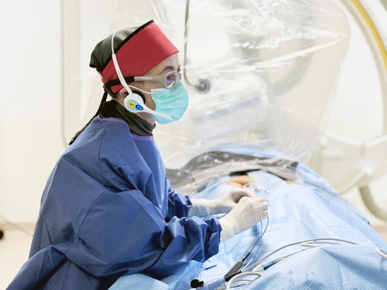 Chefärztin PD Dr. med. Anja Schade beim ersten Einsatz des Dual Energy...