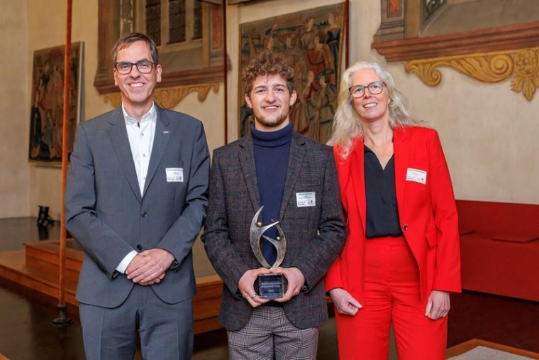 Der Braumandl-Preisträger Markus Langmantel (Mitte) und Prof. Dr. Ralph...