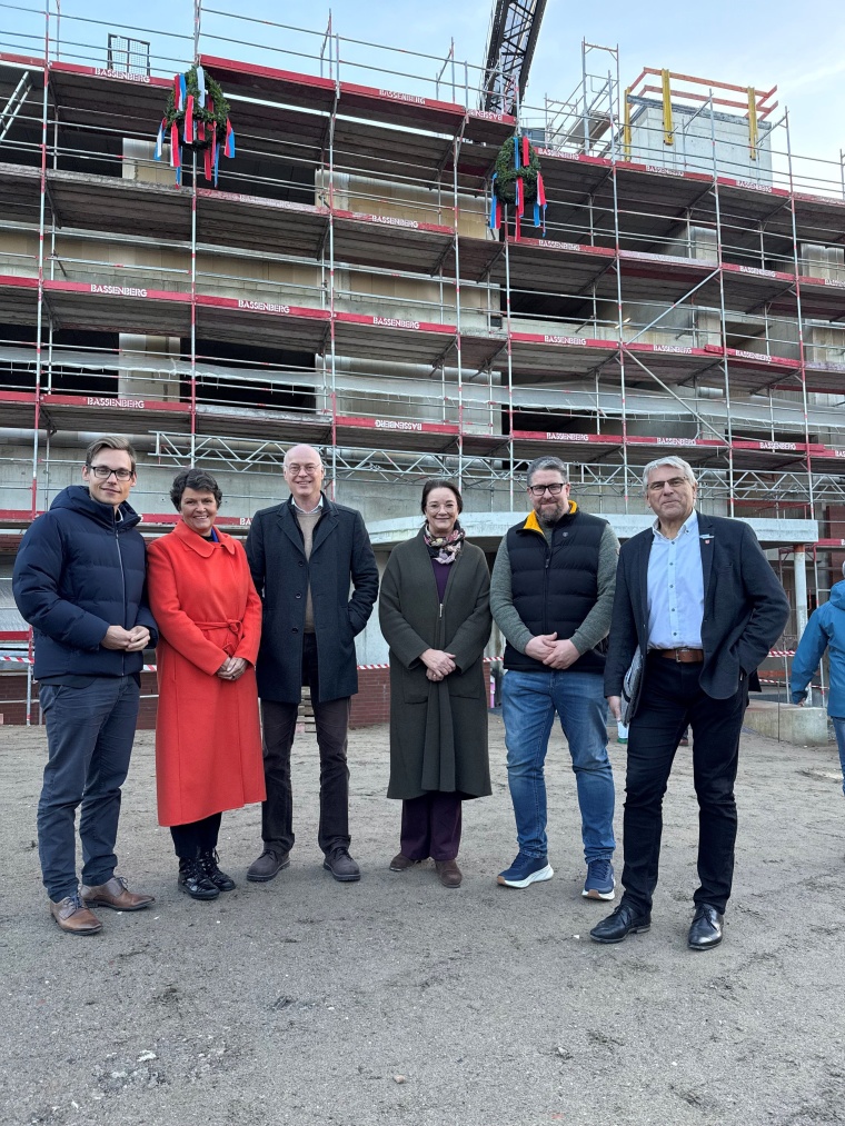 Feierten das Richtfest und den planmäßigen Baufortschritt: Torben Schütt,...