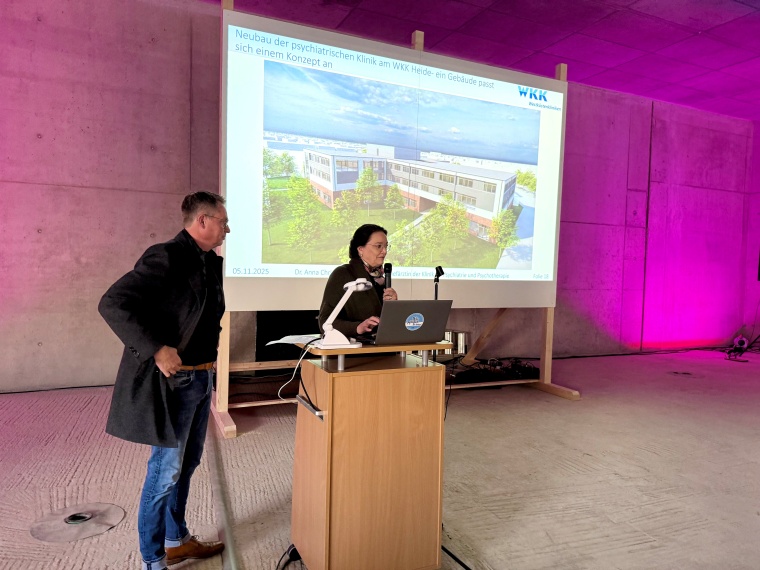 Architekt Ove Autzen und Chefärztin Dr. Anna Schulz-Du Bois stellten das...