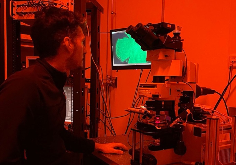 Andrea Corna im Labor Foto: TU Wien