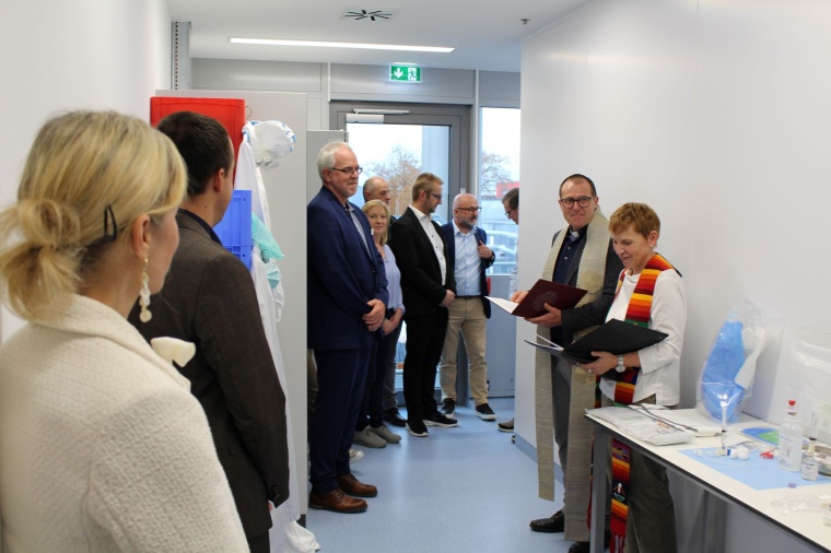 Pfarrer Thomas Wagner und Pfarrerin Ulrike Berlin segneten die neuen Räume des...