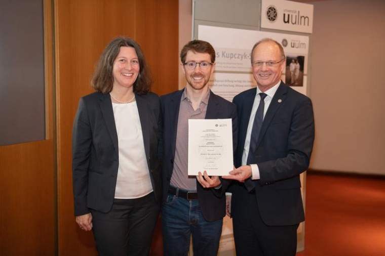 Prof. Martin Picard (Mitte) mit Prof. Iris-Tatjana Kolassa und Uni-Präsident...