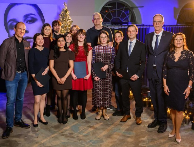 Bei der Preisübergabe: Gabriele Nelkenstock, Vorsitzende des Stiftungsrats,...