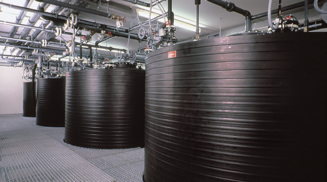 Sicher und sauber: In Abklingtanks werden die radioaktiv kontaminierten...