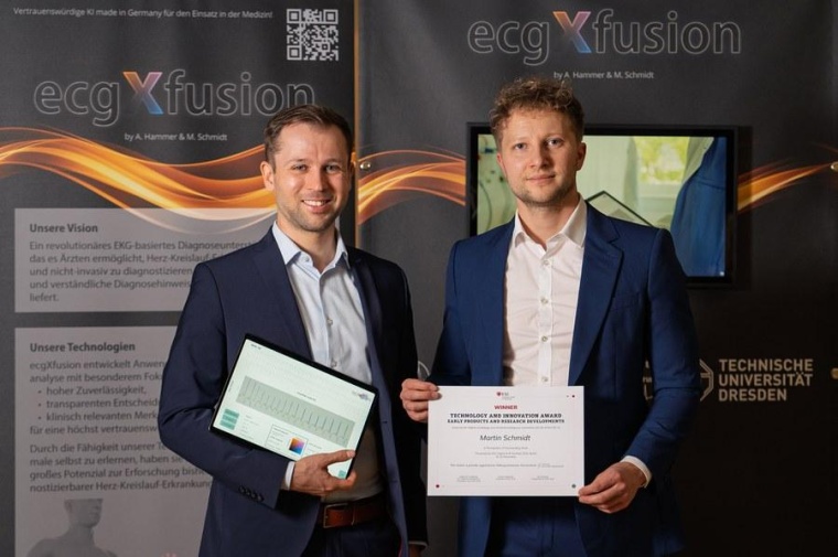 Urkundenempfang im Demonstration Room, Alexander Hammer und Dr. Martin Schmidt,...