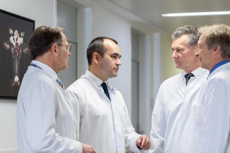 Die Chefärzte der Abteilung Wirbelsäulenchirurgie: (v.l.): Prof. Dr. Tobias...