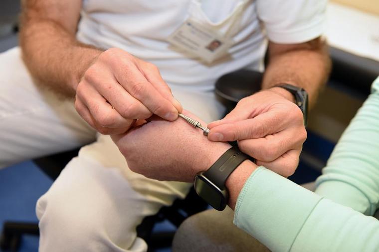 So sieht die Daumensattelgelenkprothese aus, die der Patient erhalten hat.