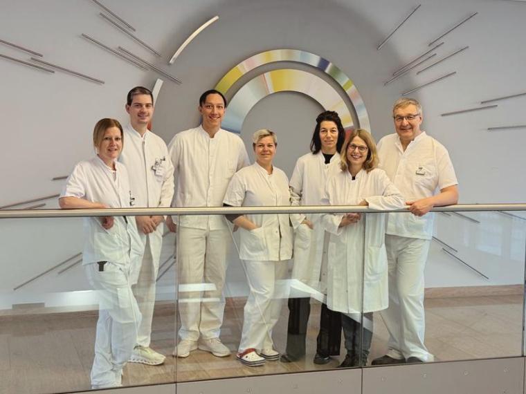 Das Bench-to-Bedside-Team, v.l.n.r.: Simone Seifert, PD Philipp Hartrampf und...