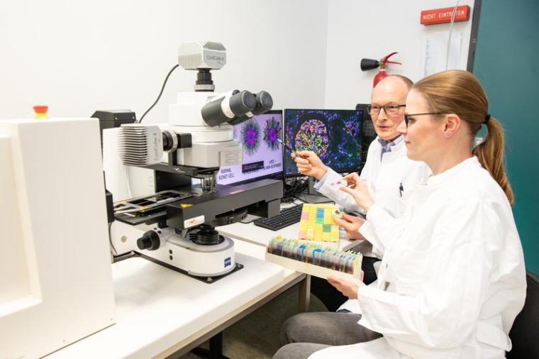 Am vollautomatischen High-Tech-Mikroskop haben Prof. Dr. Jan Hinrich Bräsen...