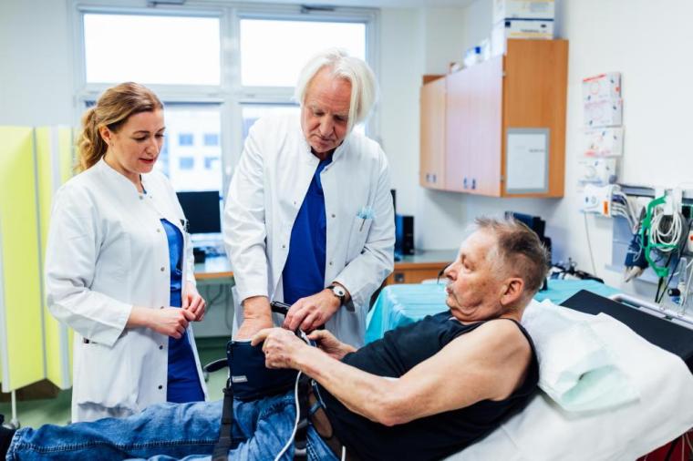 Patient Frank Schulz zur ambulanten Nachsorge im Herzzentrum Leipzig mit Dr....