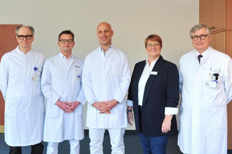 v.l.: Dr. med. Manfred Hausmann-Albers (Chefarzt der Unfallchirurgie), Dr. med....