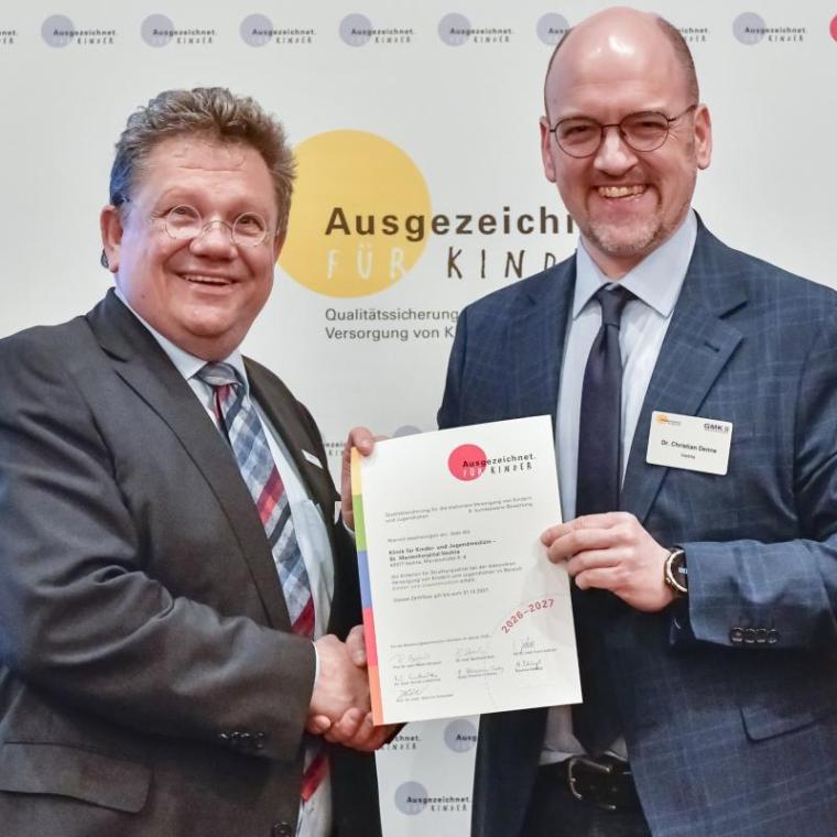 Niedersachsens Gesundheitsminister Dr. Andreas Philippi (links) hat in Hannover...