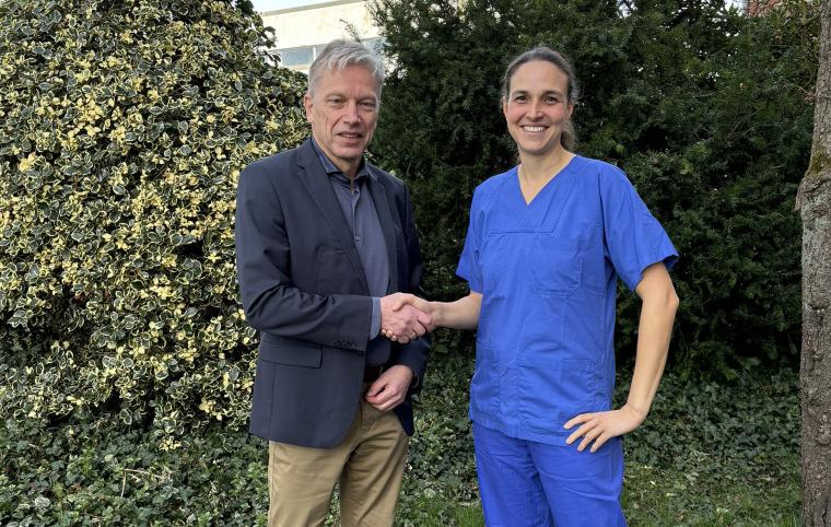 Geschäftsführer Andreas Krone begrüßt Dr. Sonja Römer als neue Chefärztin...