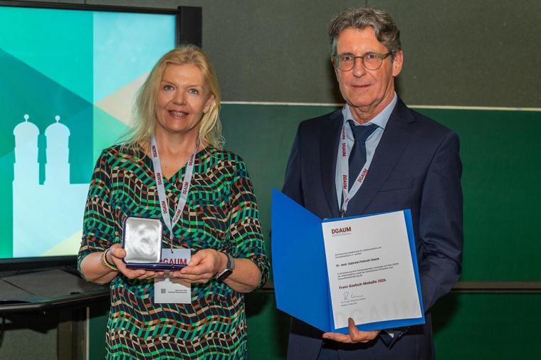 Dr. Gabriela Petereit-Haack und DGAUM-Präsident Professor Thomas Kraus