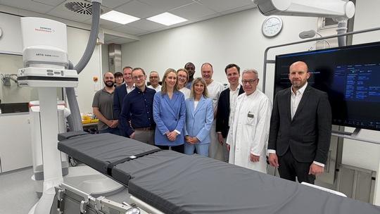 Freude bei allen Beteiligten: Das Team um Prof. Dr. Dirk Westermann (4.v.r.)...